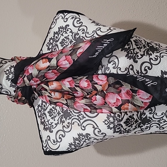 🌷 HOLLAND TULIPS PRINT SQUARE SCARF. - Picture 4 of 6